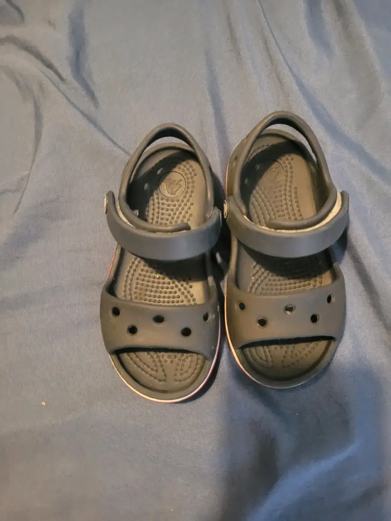 Sandalias negras para niños con correa ajustable
