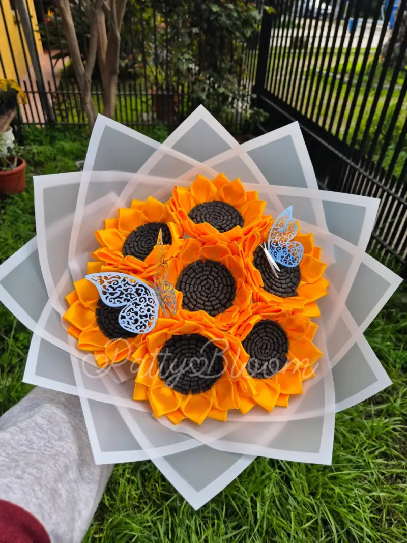 Ramo de girasoles eternos con mariposas
