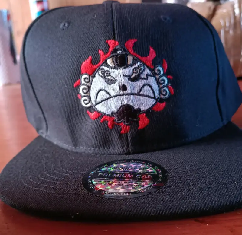 Gorra negra con diseño bordado llamativo