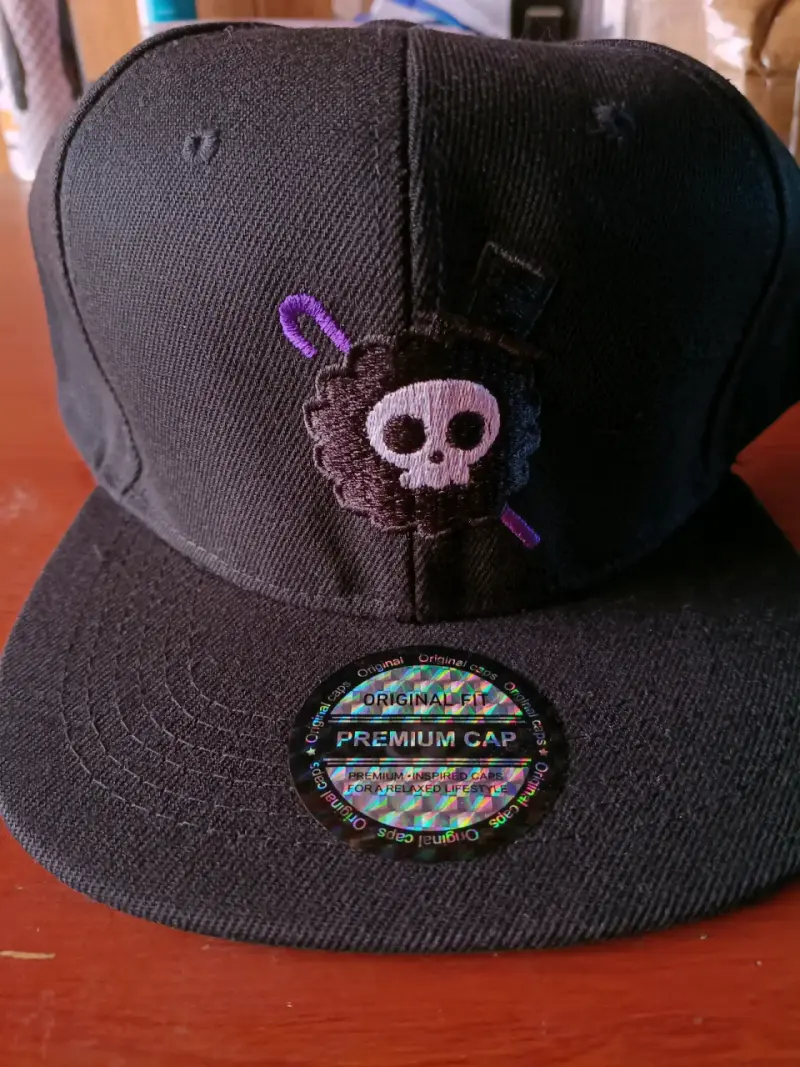 Gorra negra con diseño de calavera