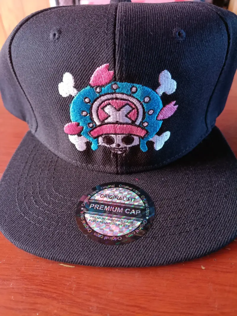 Gorra negra con diseño bordado de calavera