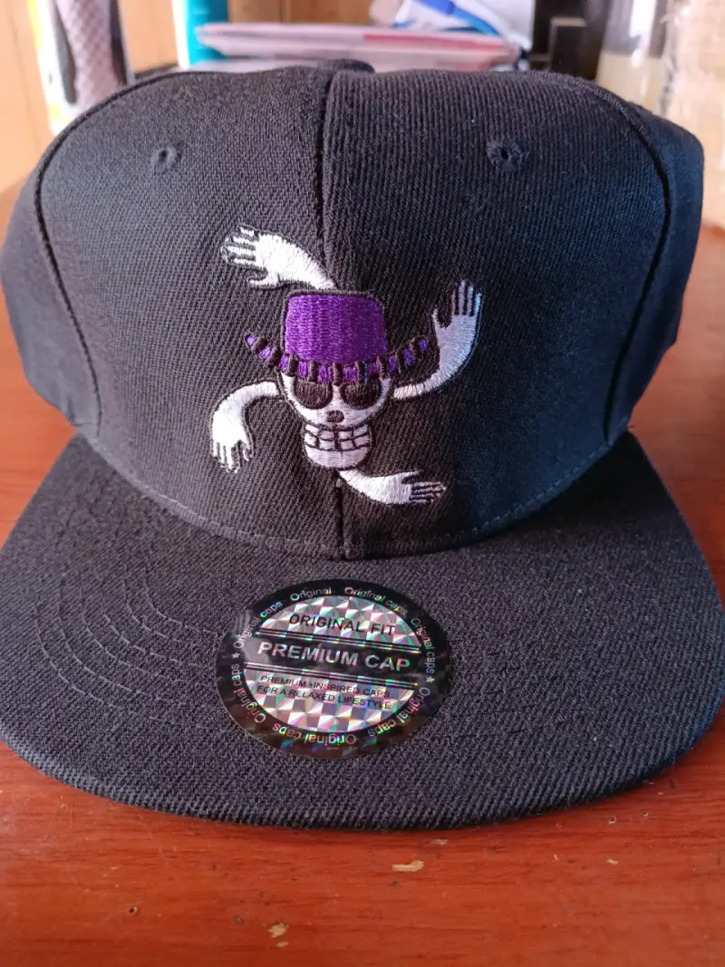 Gorra negra con diseño bordado original