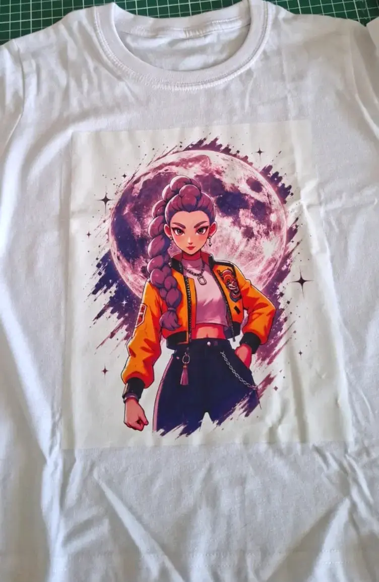 Polera blanca con diseño de anime guerreras K-pop