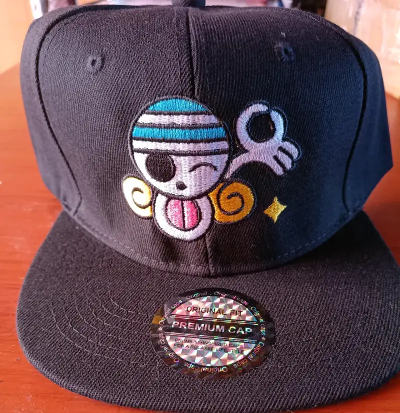 Gorra negra con diseño bordado original