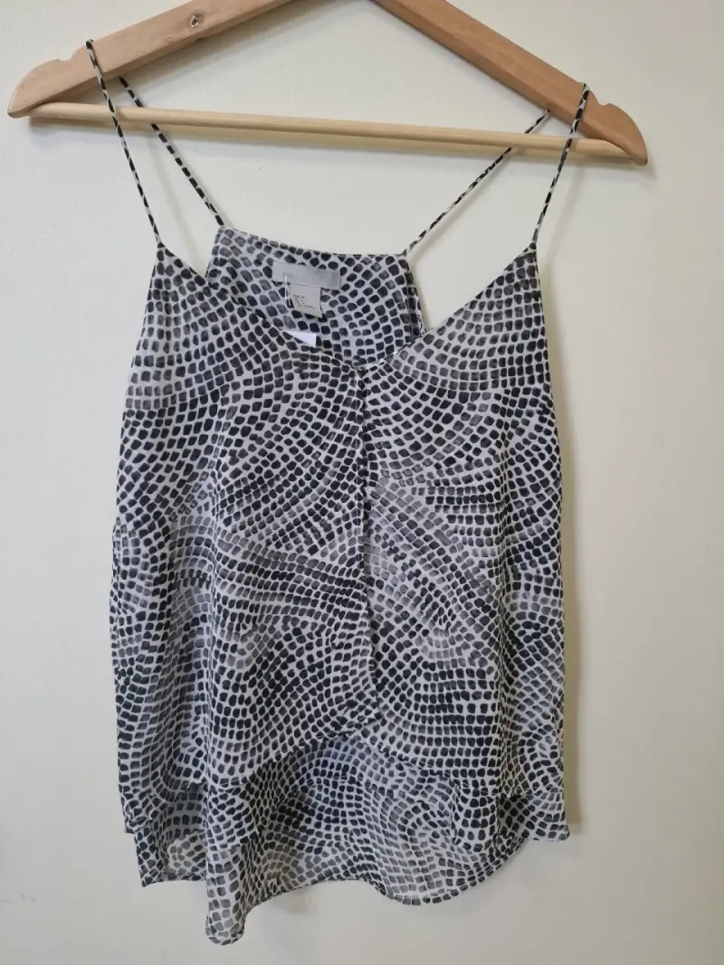 Blusa sin mangas estampada en blanco y negro - 2