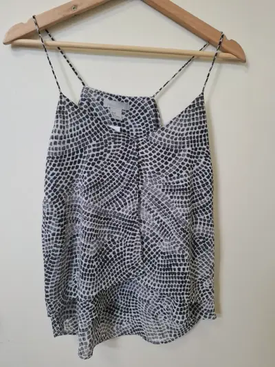 Blusa sin mangas estampada en blanco y negro - miniatura 2