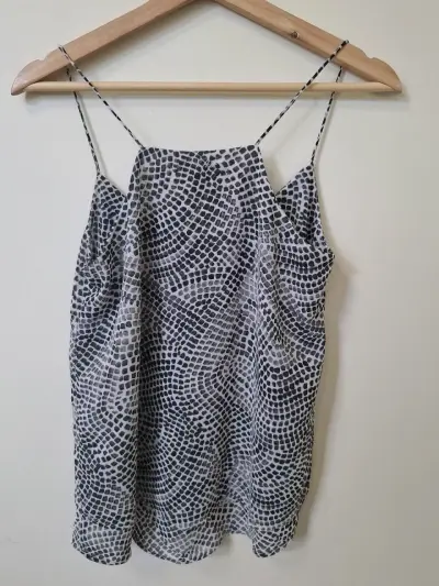 Blusa sin mangas estampada en blanco y negro - miniatura 3