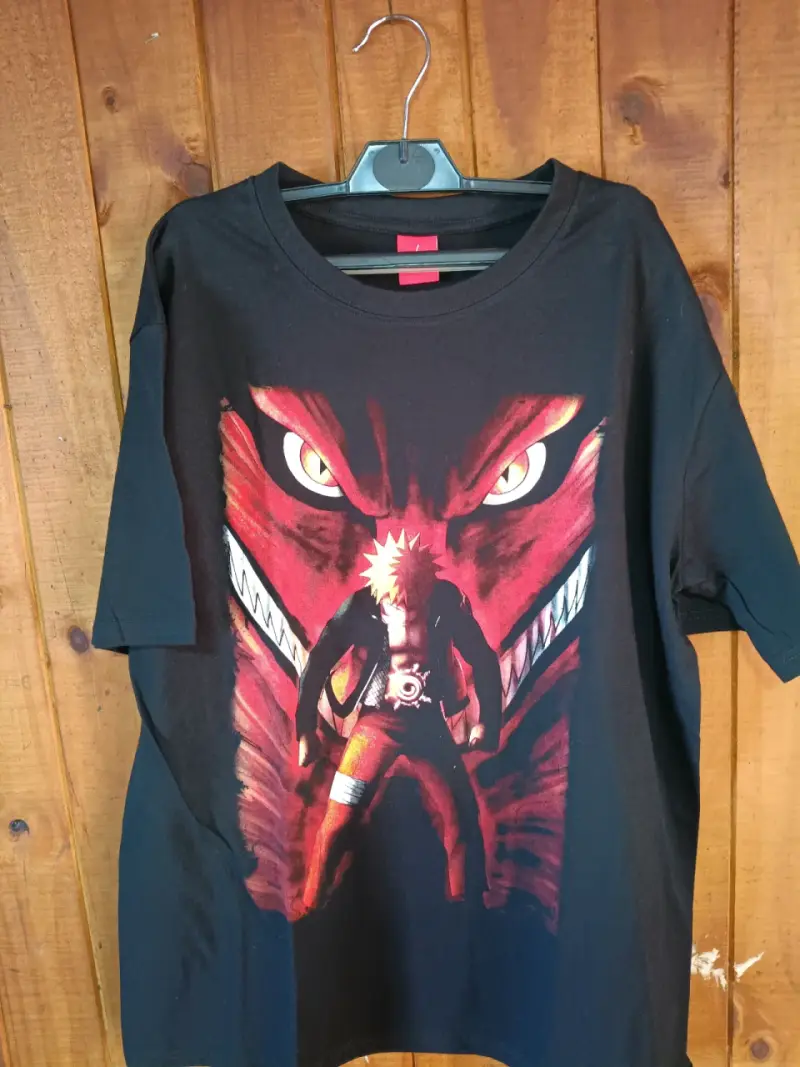 Polera negra con diseño de anime
