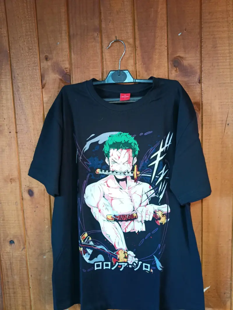 Polera negra con diseño de anime