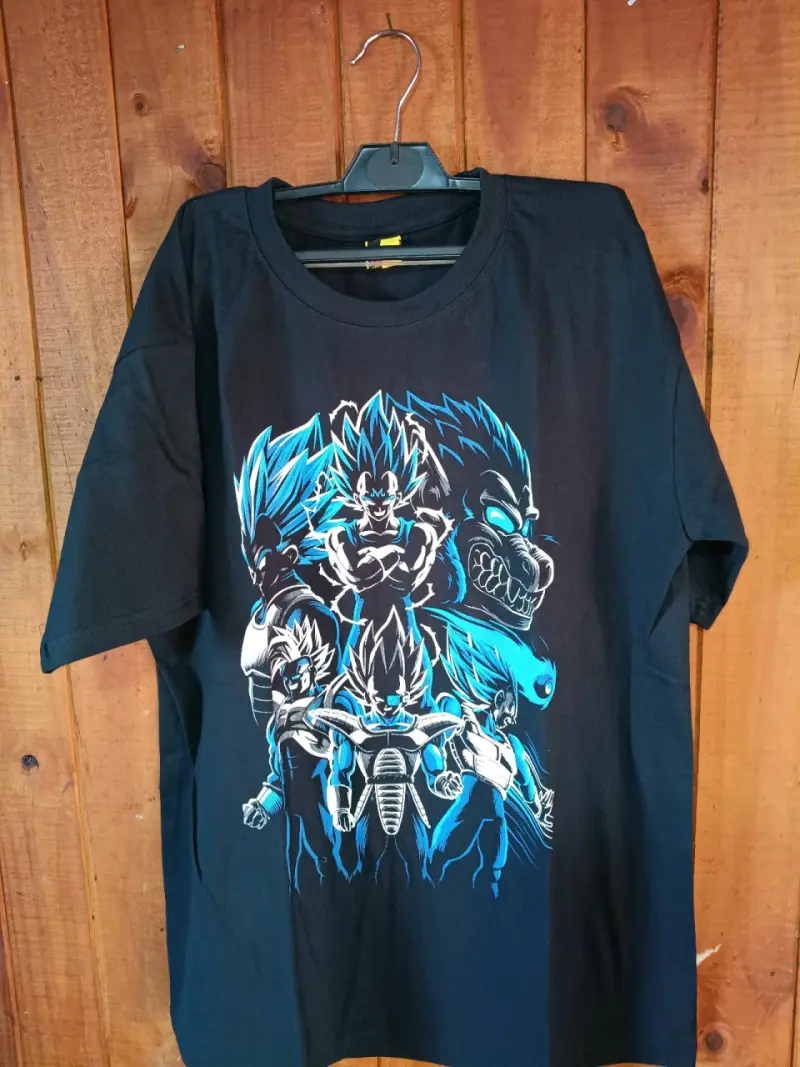 Polera negra con diseño de personajes animados