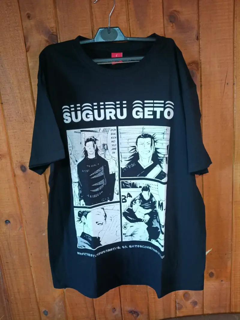 Polera negra con diseño Suguru Geto