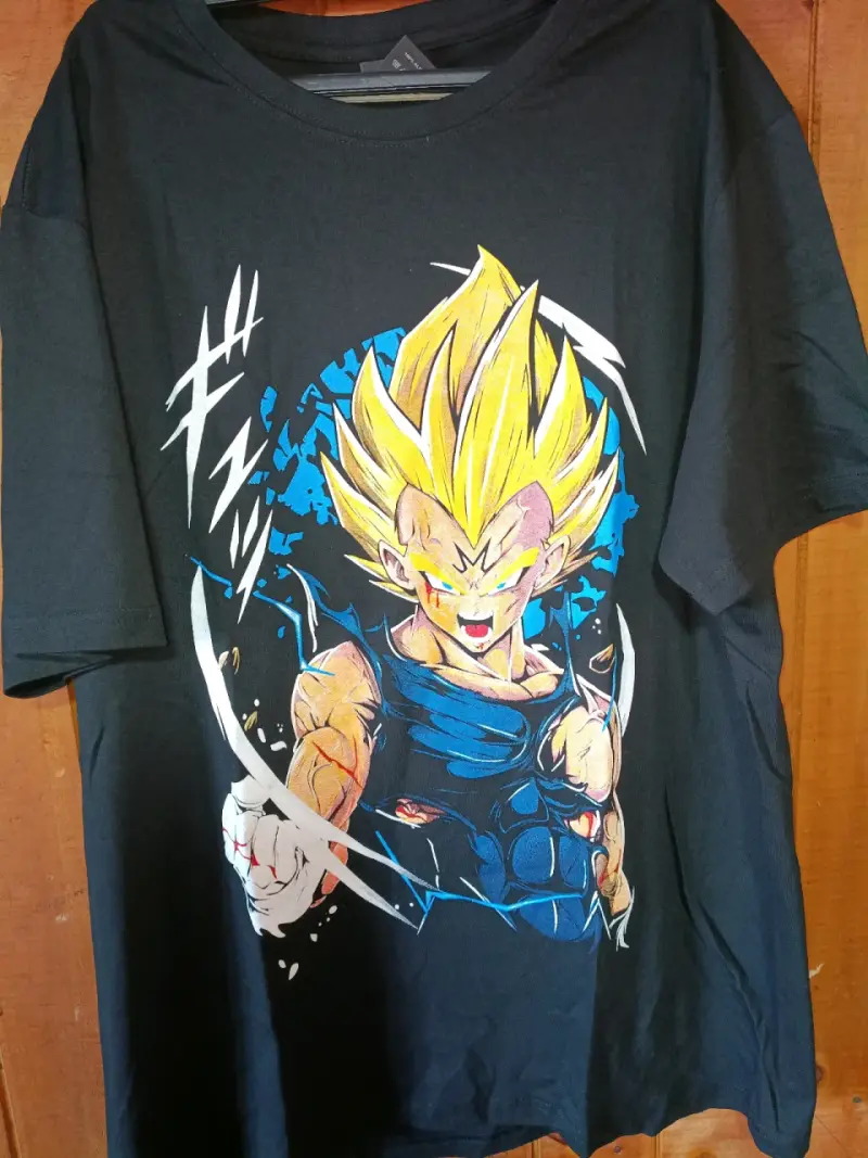 Polera negra con diseño de personaje anime