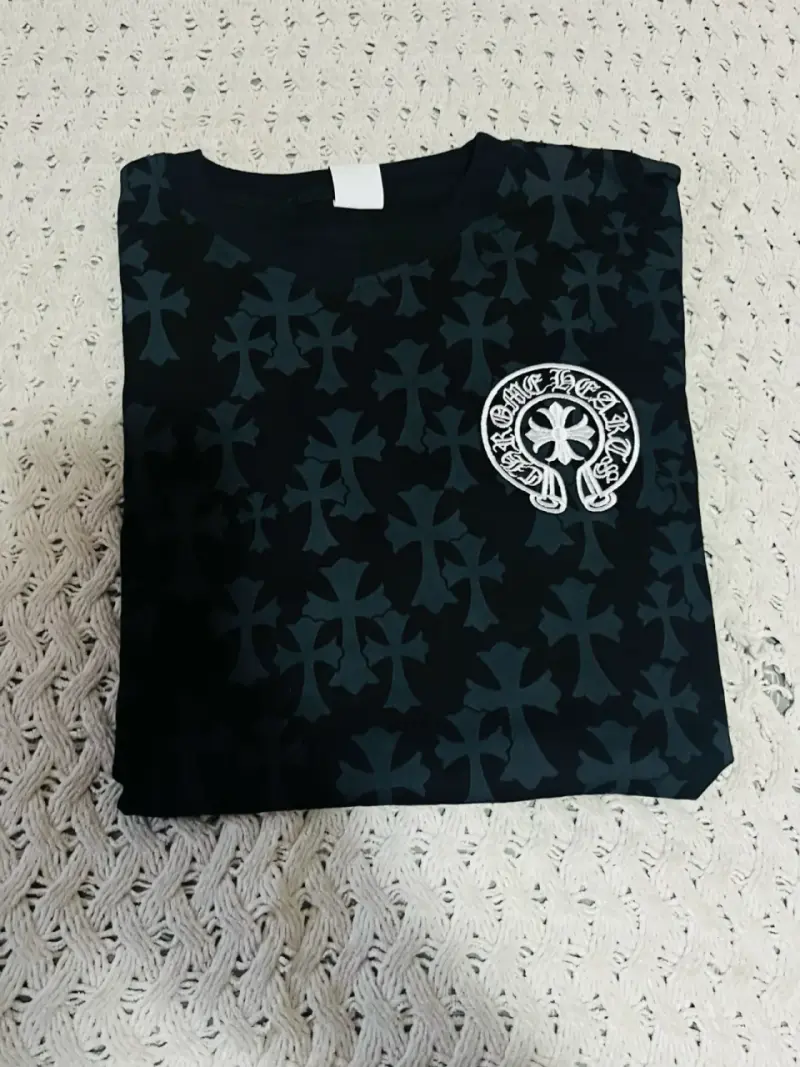 Polera negra con estampado de cruces Chrome Hearts
