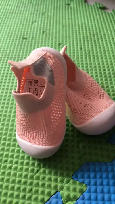 Zapatillas de bebé rosadas antideslizantes - miniatura 1