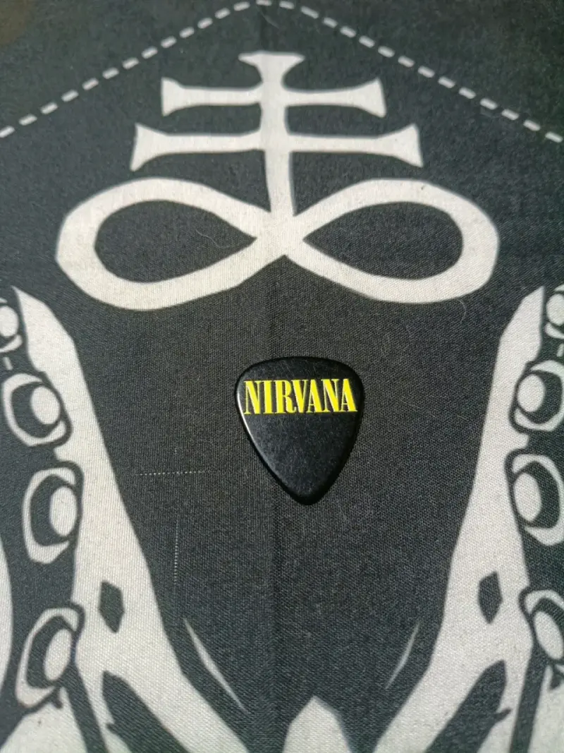 Púa de guitarra Nirvana negra con logo