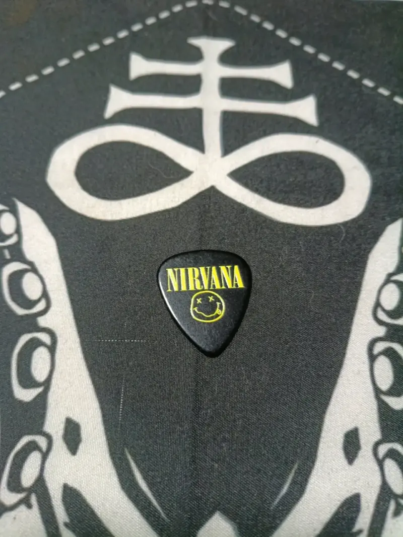 Púa de guitarra Nirvana negra con logo - 2
