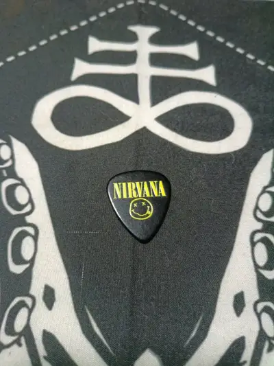 Púa de guitarra Nirvana negra con logo - miniatura 2