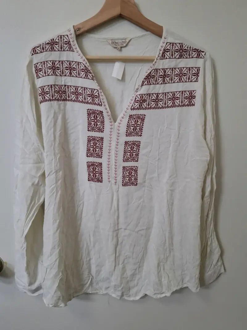 Blusa bordada blanca con diseño étnico - 2