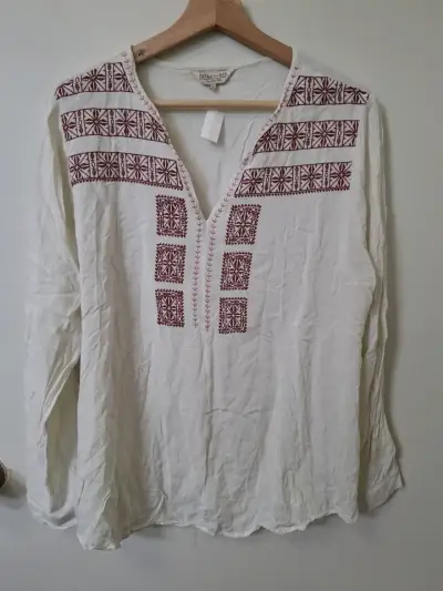 Blusa bordada blanca con diseño étnico - miniatura 2