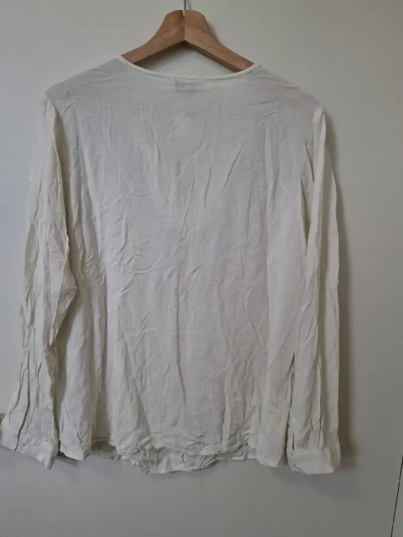 Blusa bordada blanca con diseño étnico - 3