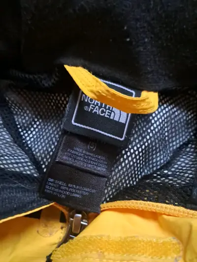 Chaqueta impermeable amarilla The North Face - miniatura 2