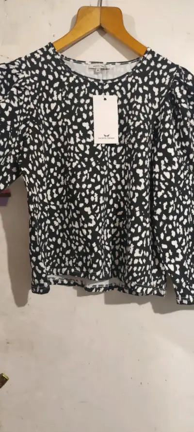 Blusa estampada negra y blanca Jacinta Tienda - miniatura 1