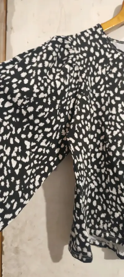 Blusa estampada negra y blanca Jacinta Tienda - miniatura 3