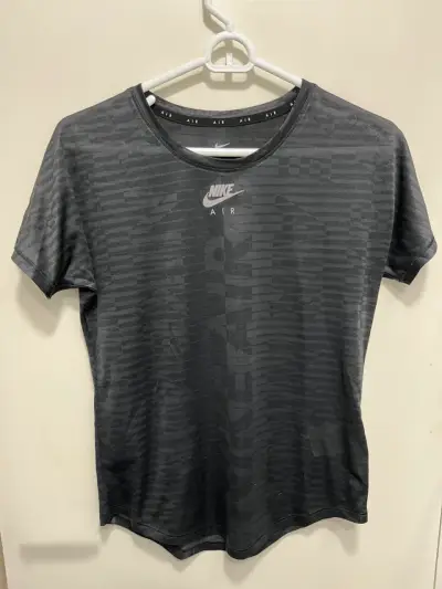 Polera deportiva Nike Air negra para mujer - miniatura 1