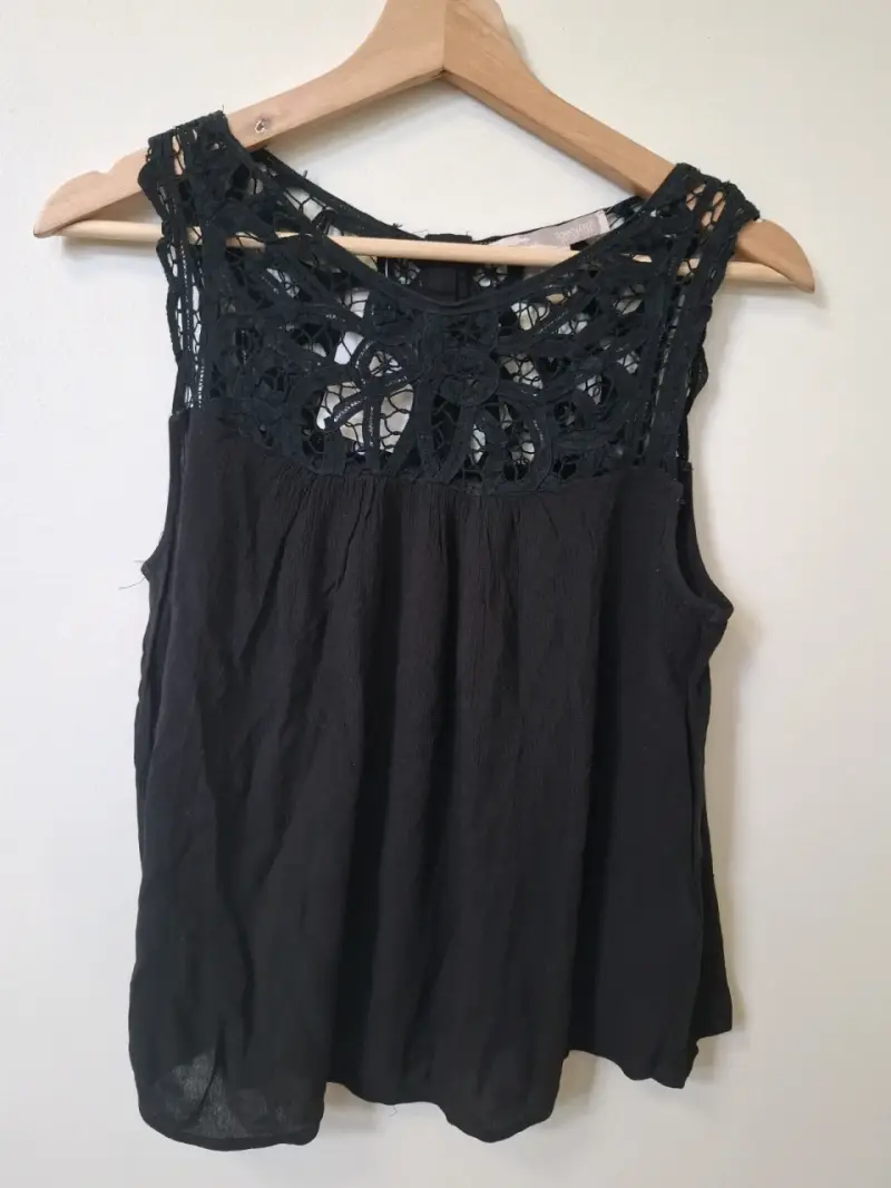 Blusa negra con encaje para mujer - 2