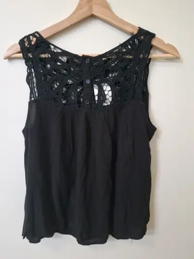 Blusa negra con encaje para mujer - miniatura 3