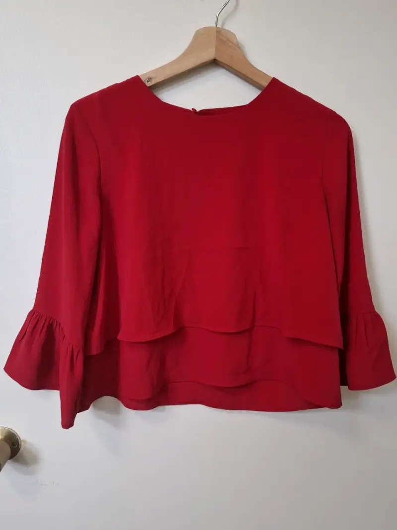 Blusa Roja de Manga Larga con Volantes - 2