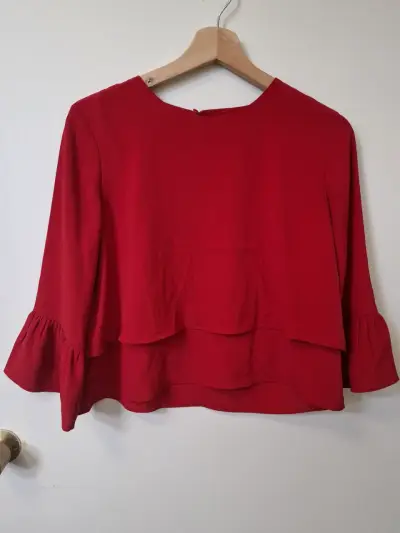 Blusa Roja de Manga Larga con Volantes - miniatura 2
