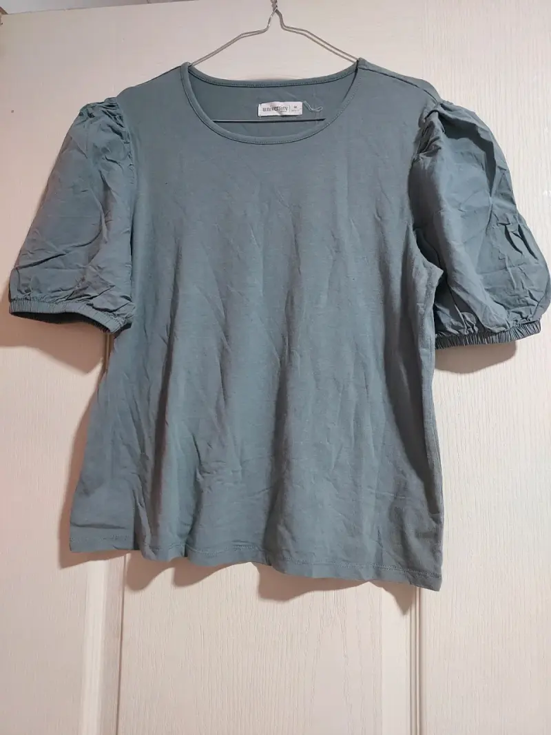 Polera verde con mangas abullonadas