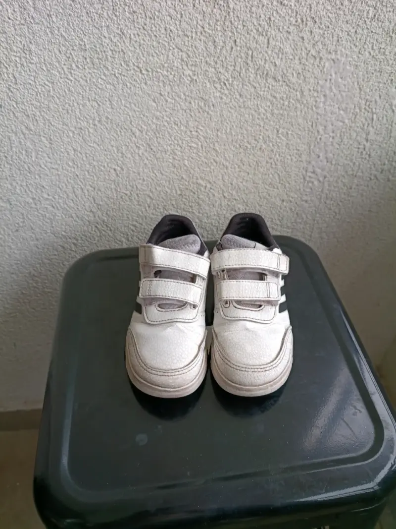 Zapatillas deportivas blancas para niños con velcro - 1