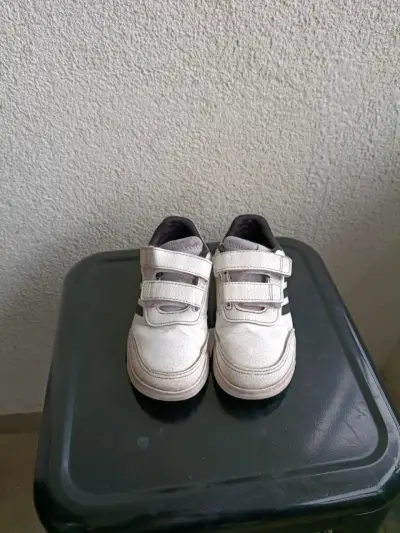 Zapatillas deportivas blancas para niños con velcro - miniatura 1