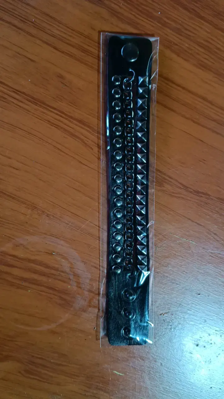 Pulsera de cuero negra con tachuelas