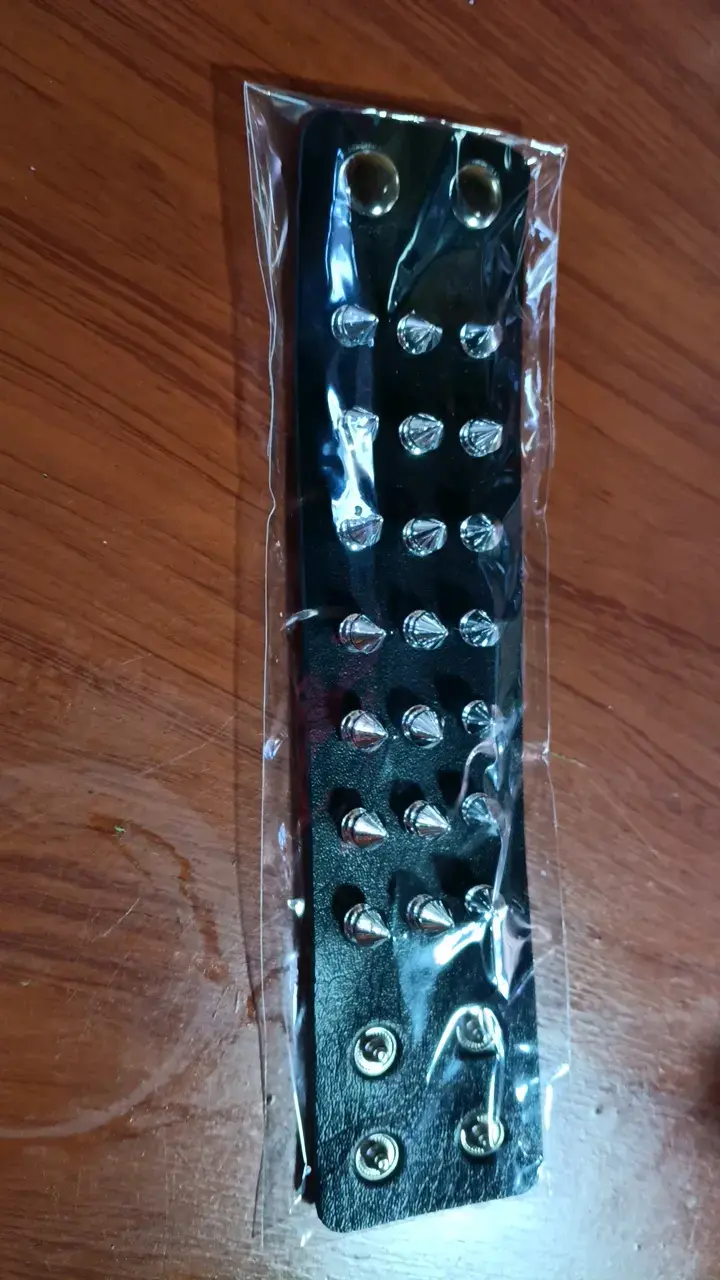 Brazalete de cuero con tachuelas metálicas