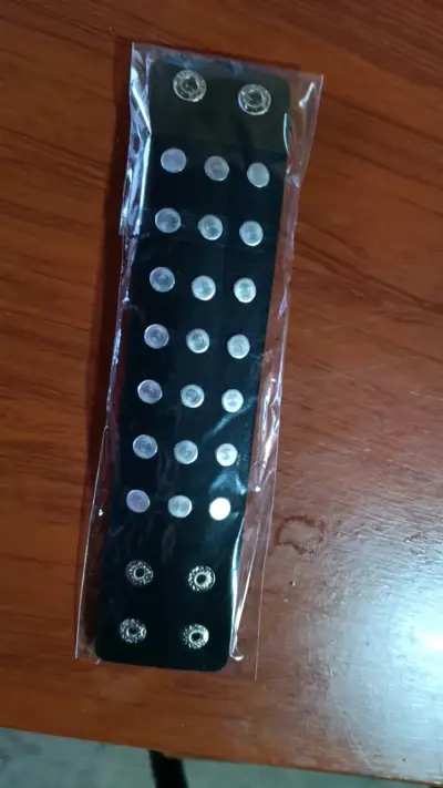 Brazalete de cuero con tachuelas metálicas - miniatura 2