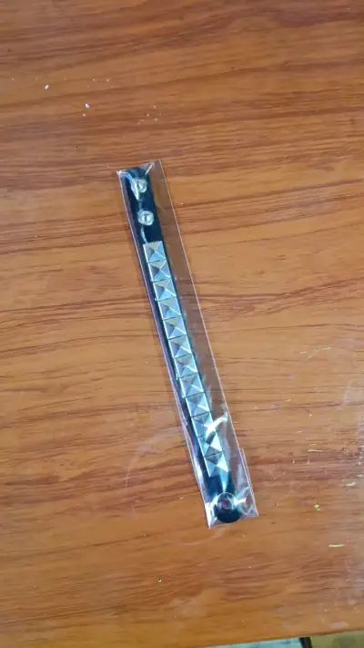 Pulsera de cuero con tachas metálicas - miniatura 1