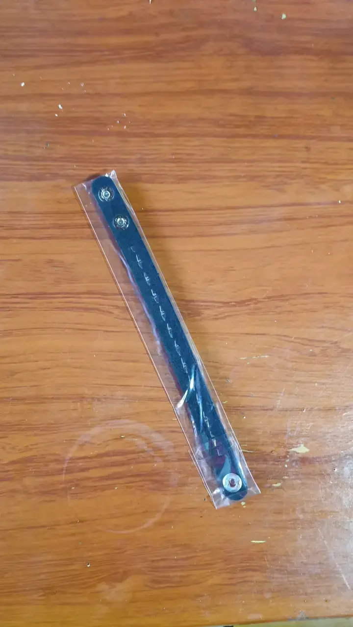 Pulsera de cuero con tachas metálicas - 2