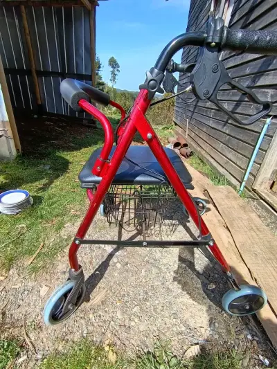 Andador de aluminio rojo con frenos y asiento - miniatura 1