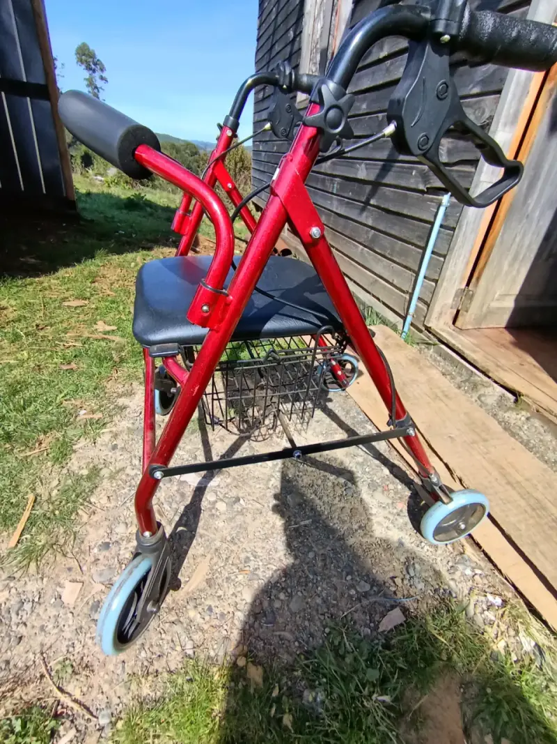 Andador de aluminio rojo con frenos y asiento - 2