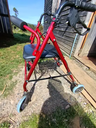 Andador de aluminio rojo con frenos y asiento - miniatura 2