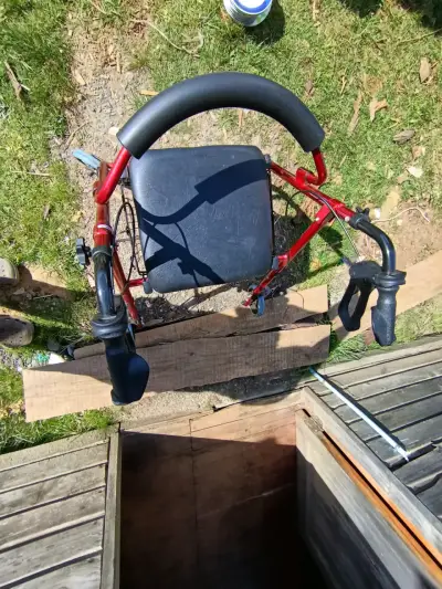 Andador de aluminio rojo con frenos y asiento - miniatura 3