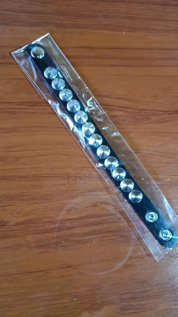 Pulsera de cuero con tachuelas metálicas