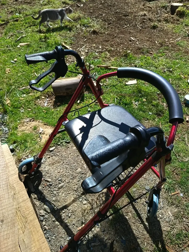 Andador de aluminio rojo con frenos y asiento - 4