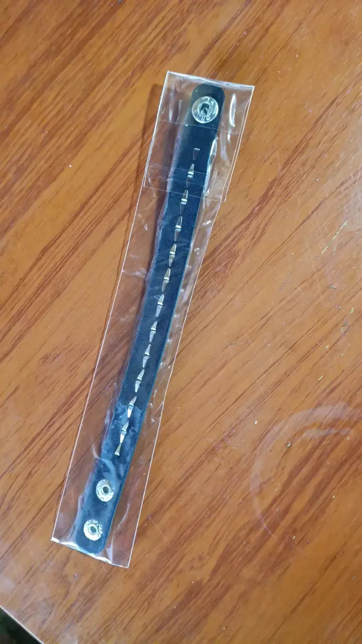 Pulsera de cuero con tachuelas metálicas - 2