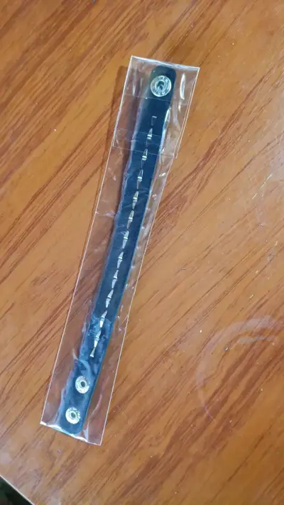 Pulsera de cuero con tachuelas metálicas - miniatura 2