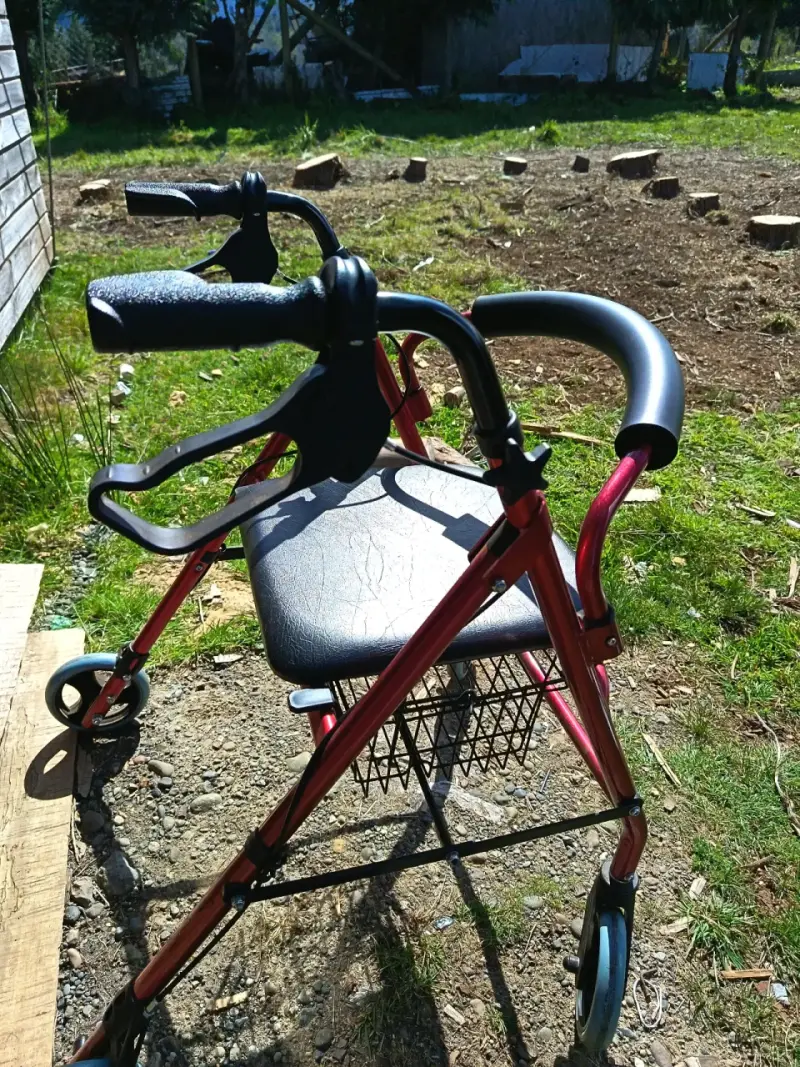 Andador de aluminio rojo con frenos y asiento - 5