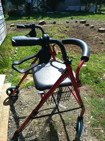 Andador de aluminio rojo con frenos y asiento - miniatura 5